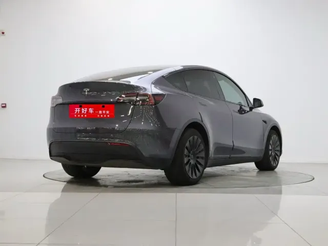 Tesla Model Y — Фото автомобиля 3