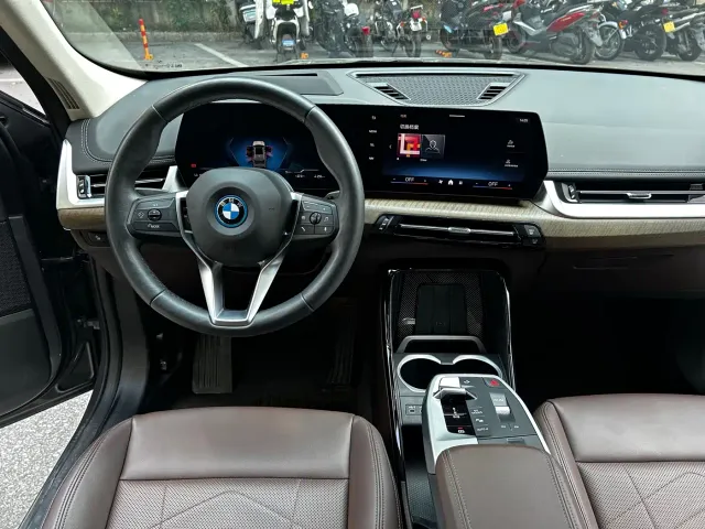 BMW iX1 — Фото автомобиля 15