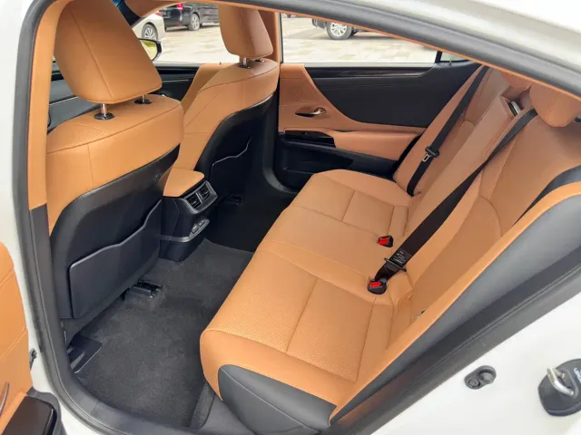 Lexus ES — Фото автомобиля 13