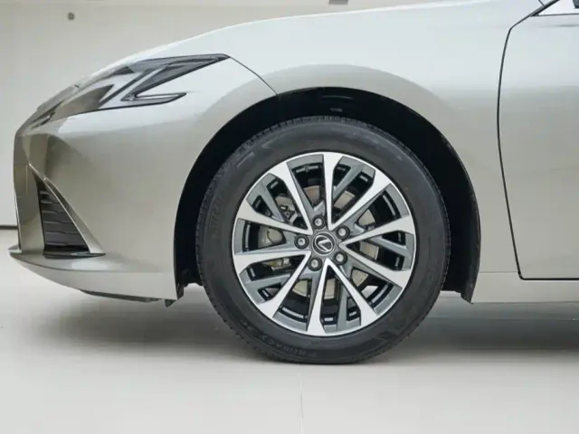 Lexus ES — Фото автомобиля 8