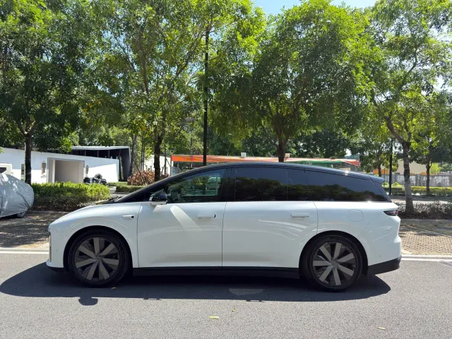 Li Auto i8 — Фото автомобиля 4