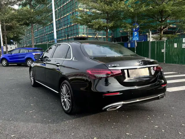 Mercedes-Benz E-Class — Фото автомобиля 3