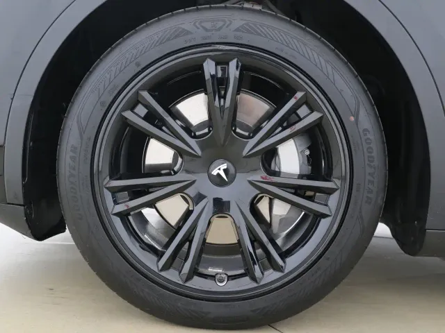 Tesla Model Y — Фото автомобиля 15