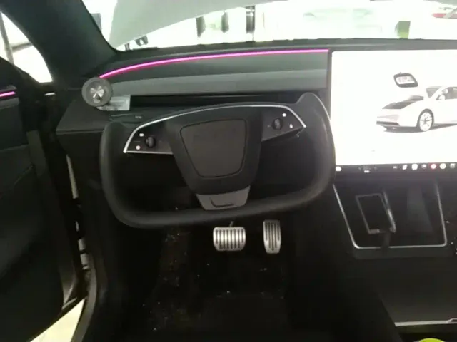 Tesla Model Y L — Фото автомобиля 10