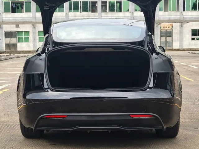 Tesla Model 3 — Фото автомобиля 18