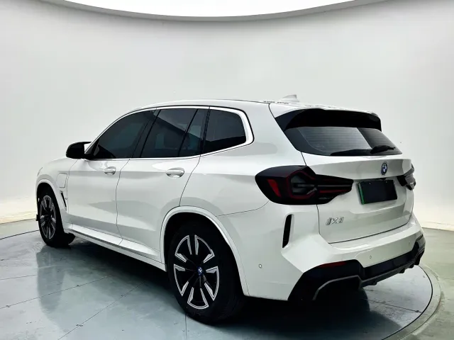 BMW iX3 — Фото автомобиля 8