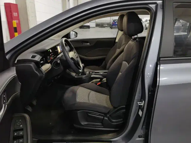 Roewe i5 — Фото автомобиля 10