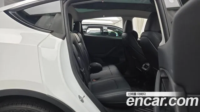 Tesla Model Y — Фото автомобиля 11