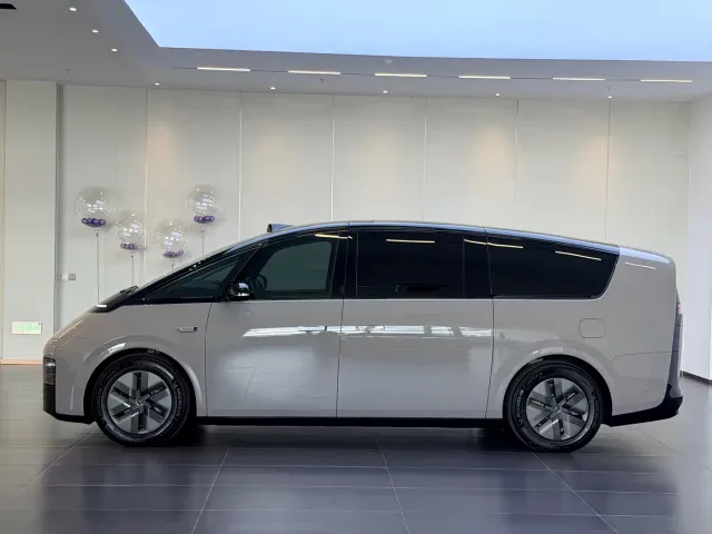 Li Auto MEGA — Фото автомобиля 4