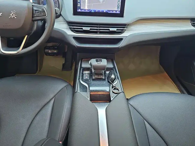 Hongqi E-QM5 — Фото автомобиля 15