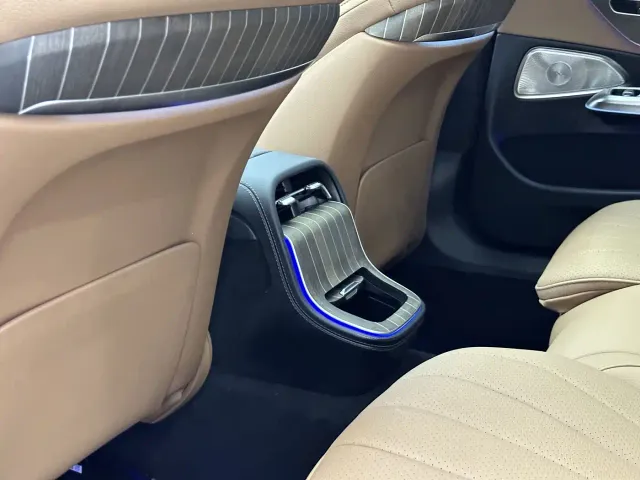 Mercedes-Benz E-Class — Фото автомобиля 16