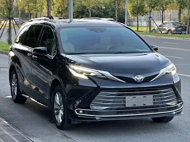 Toyota Sienna — Фото автомобиля 2