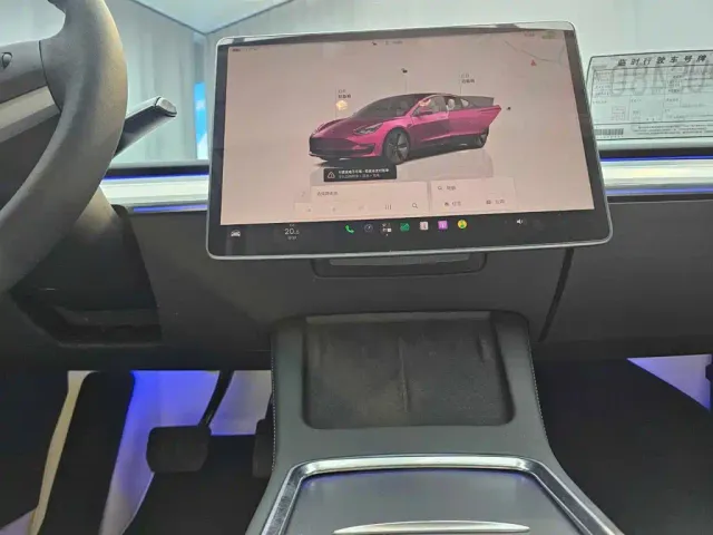 Tesla Model 3 — Фото автомобиля 18