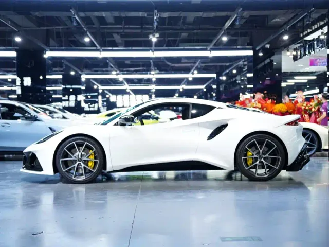 Lotus Emira — Фото автомобиля 4