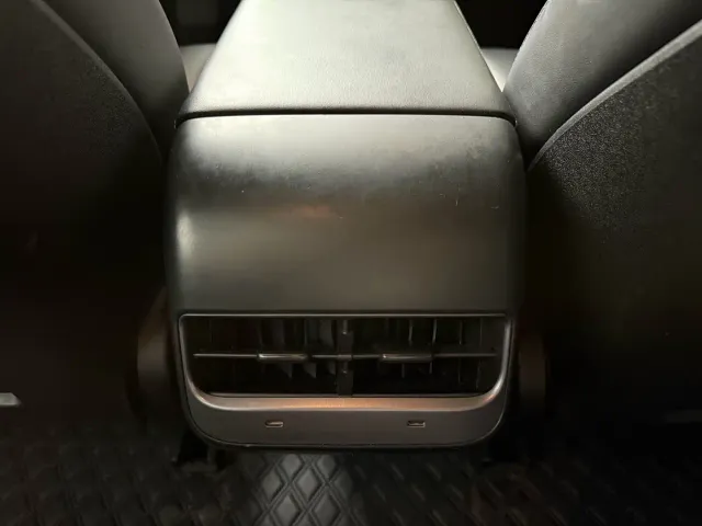 Tesla Model 3 — Фото автомобиля 12