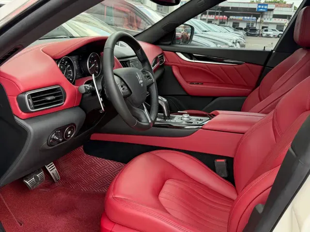 Maserati Levante — Фото автомобиля 3