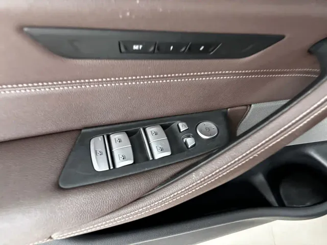 BMW 5 Series — Фото автомобиля 11