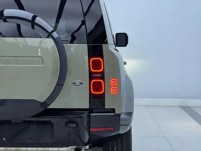 Land Rover Defender — Фото автомобиля 8