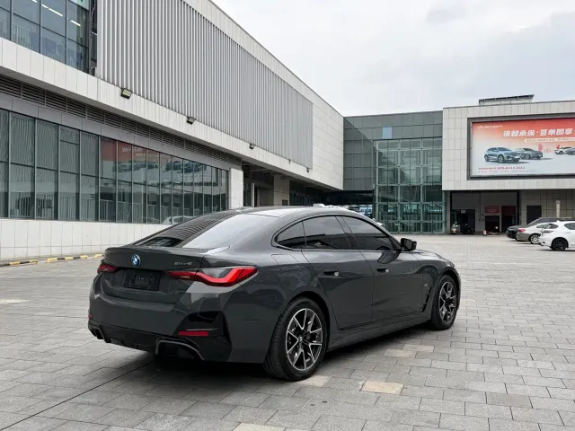 BMW i4 — Фото автомобиля 11