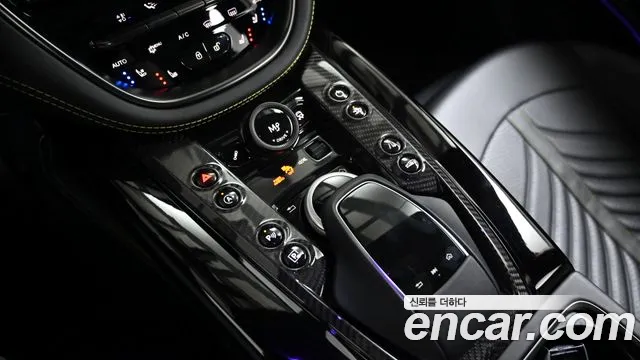 Aston Martin DBX — Фото автомобиля 9