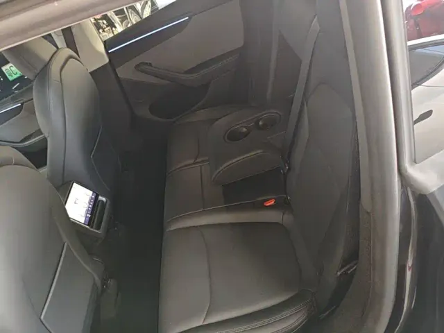 Tesla Model Y — Фото автомобиля 16
