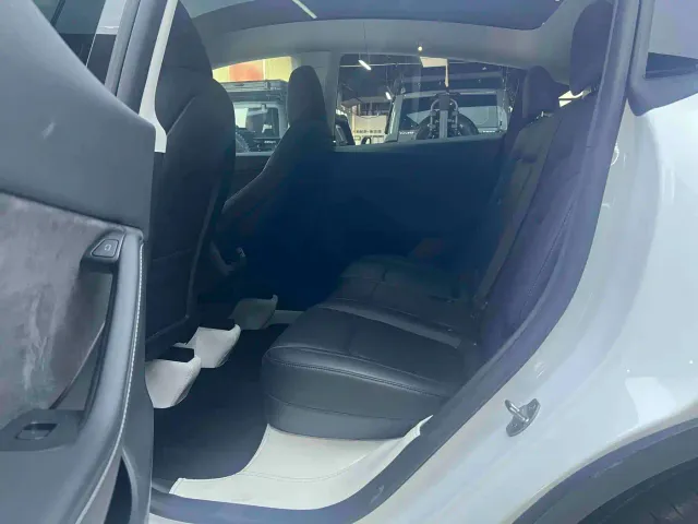 Tesla Model Y — Фото автомобиля 12