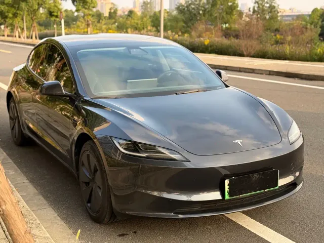 Tesla Model 3 — Фото автомобиля 6