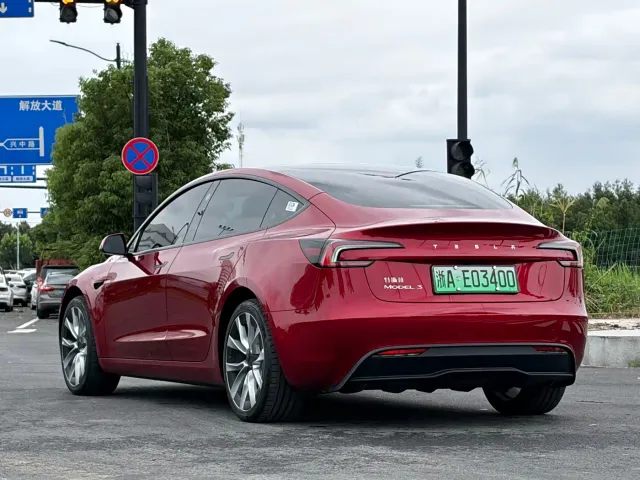 Tesla Model 3 — Фото автомобиля 4