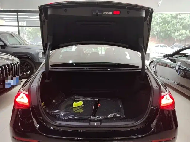 Mercedes-Benz E-Class — Фото автомобиля 18