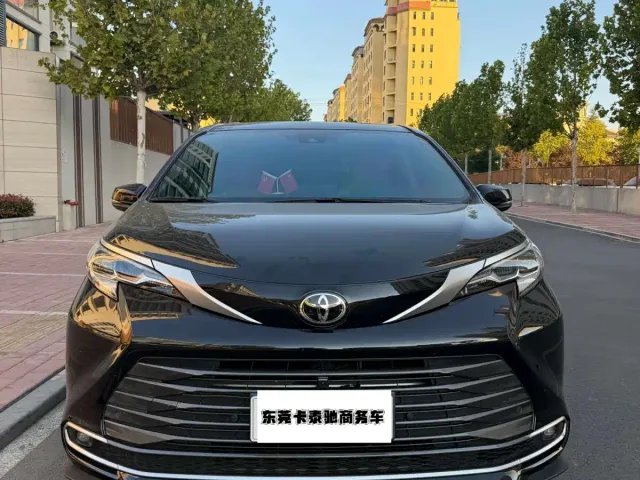 Toyota Sienna — Фото автомобиля 2