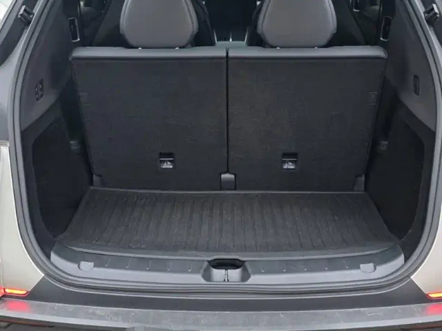 Tesla Model Y L — Фото автомобиля 8