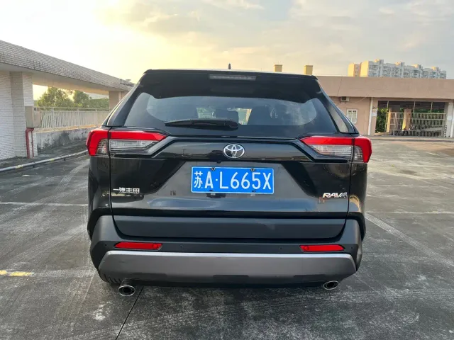 Toyota RAV4 — Фото автомобиля 7