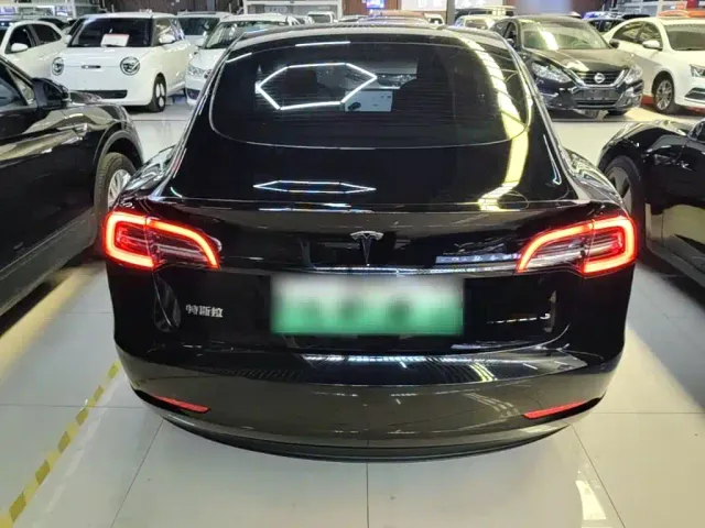 Tesla Model 3 — Фото автомобиля 5