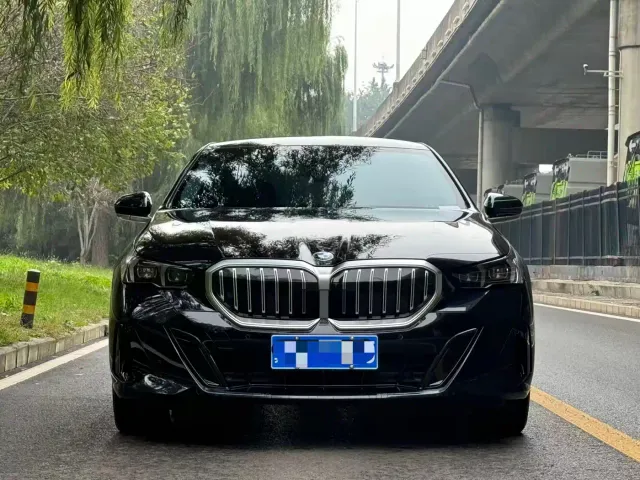 BMW 5 Series — Фото автомобиля 2