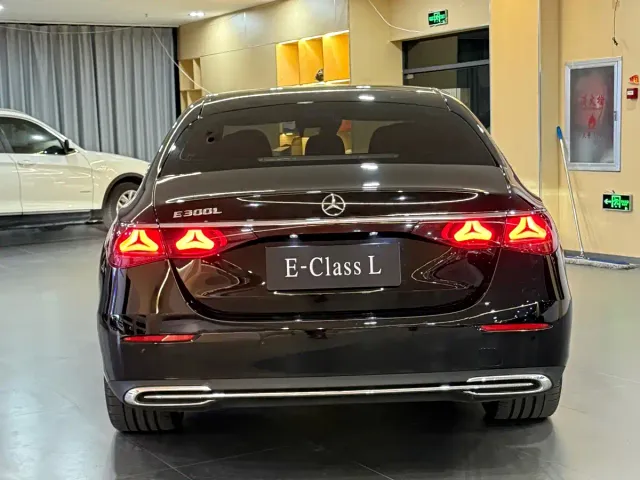 Mercedes-Benz E-Class — Фото автомобиля 8