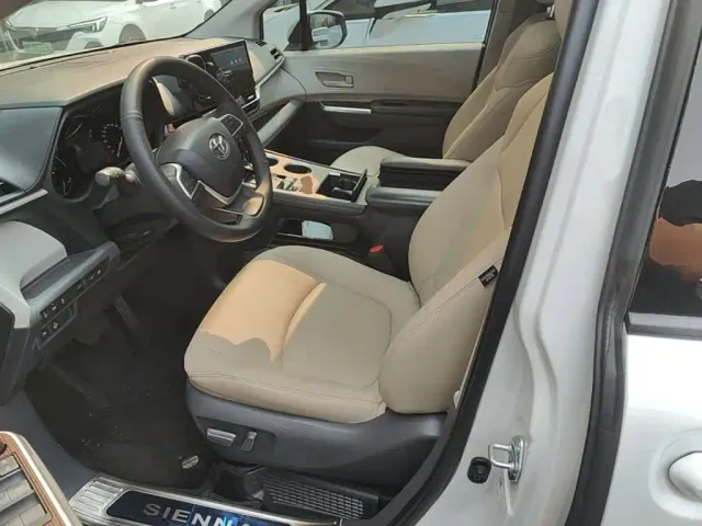 Toyota Sienna — Фото автомобиля 14
