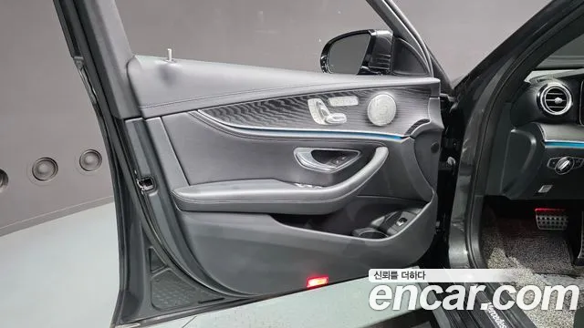 Mercedes-Benz E-Class — Фото автомобиля 22
