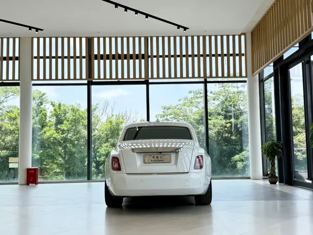 Rolls-Royce Phantom — Фото автомобиля 4