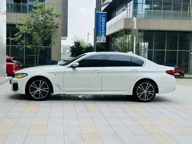 BMW BMW 5 Series 2022 Model Second Facelift 530Li Leading M Sport Package — Фото автомобиля 4