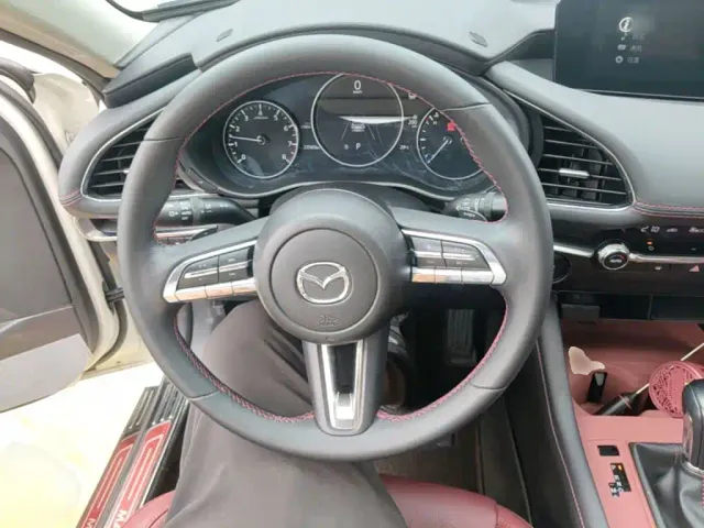 Mazda Axela — Фото автомобиля 10
