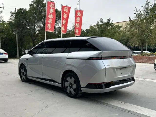 Xpeng X9 — Фото автомобиля 6