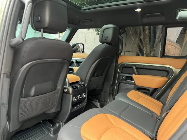Land Rover Defender — Фото автомобиля 12