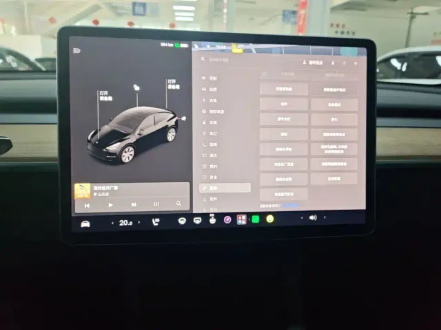 Tesla Model Y — Фото автомобиля 12
