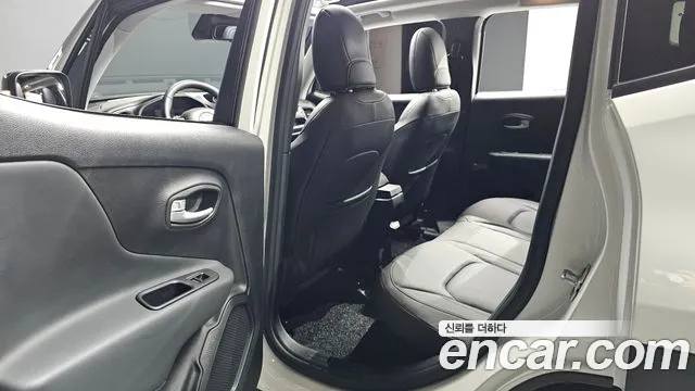 Jeep Renegade — Фото автомобиля 26