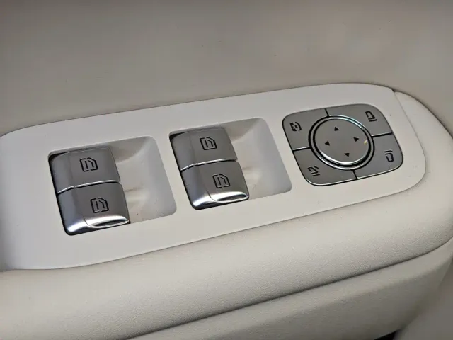 Li Auto L8 — Фото автомобиля 22