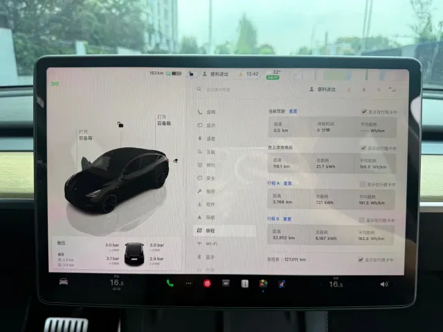 Tesla Model Y — Фото автомобиля 11