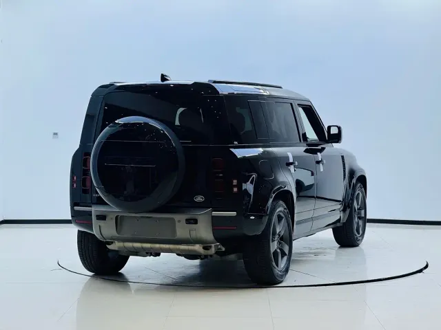 Land Rover Defender — Фото автомобиля 22
