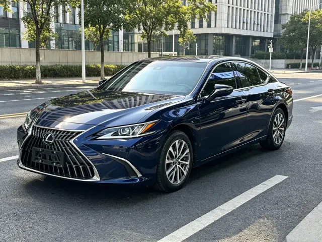 Фотография автомобиля — Lexus ES