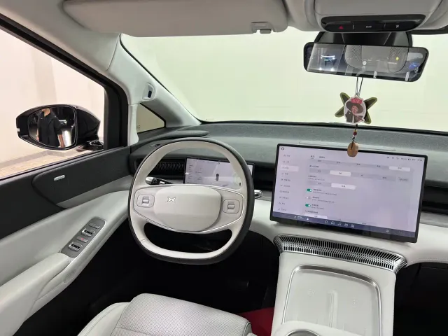 Xpeng X9 — Фото автомобиля 24
