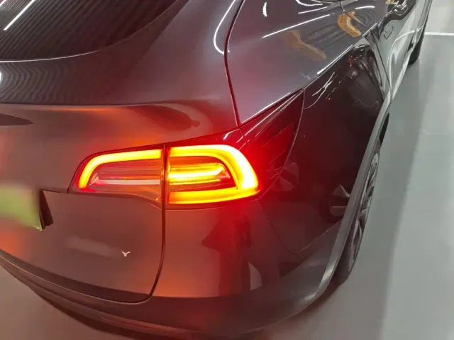 Tesla Model Y — Фото автомобиля 7